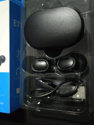 Bluetooth wireless headset new with charging case and cable