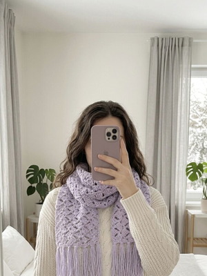 Knitted scarf like new, wool, purple with fringes