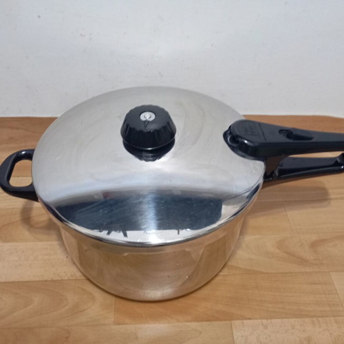 Fissliler Pressure Cooker 8 Liter Like New
