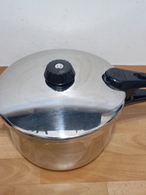 Fissliler Pressure Cooker 8 Liter Like New