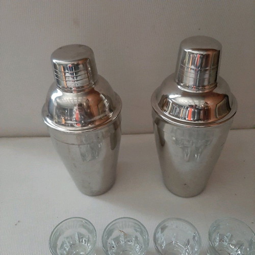 Stainless steel cocktail shakers like new, pack of 2 with 15 shot glasses