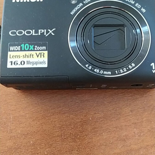 Nikon digital camera like new with card reader and triple audio-video cable