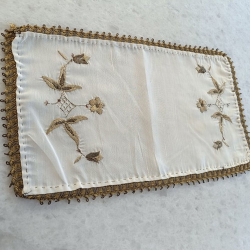 Vintage decorative table runner 39×23 cm with embroidery, used