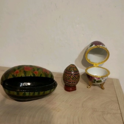 Egg box set like new, 1 wooden and 1 porcelain