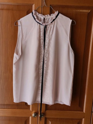 Γυναικείο μπλουζάκι αμάνικο απαλό ροζ like new με δαντέλα και κορδελίτσα