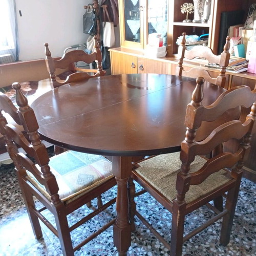 Wooden Rotonda table with four chairs used