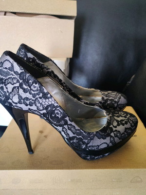 Lace black pumps size 40 like new