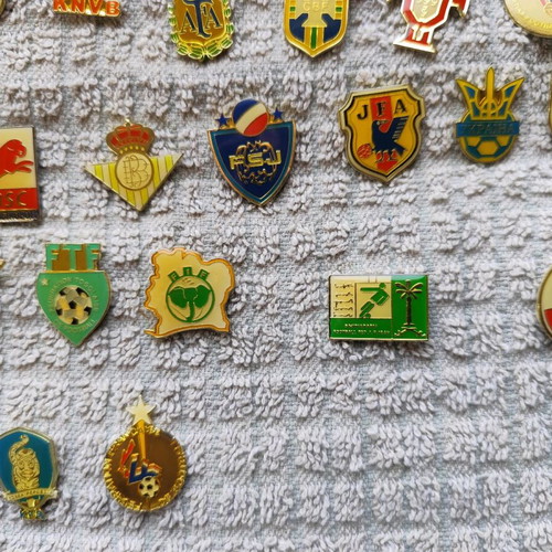 Collectible football federation pins like new, set of 36