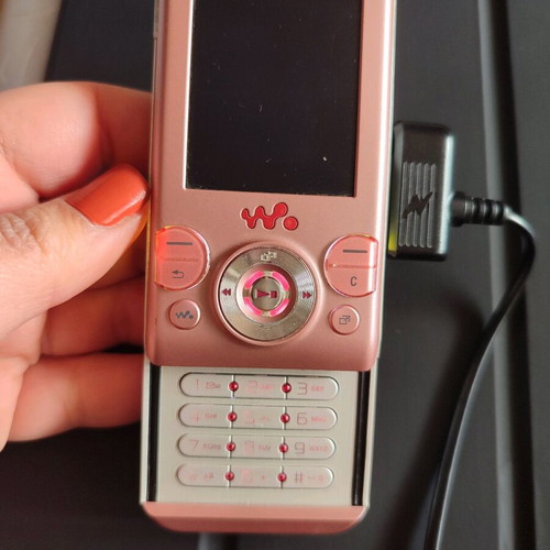 Sony Ericsson W580i pink phone used with screen issue