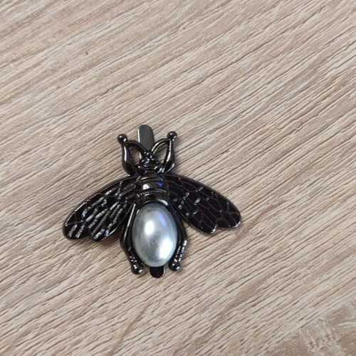 Decorative metal bee with pearl new, black nickel