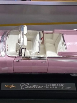 Maisto Cadillac Eldorado Biarritz 1959 1:18 scale model new, pink