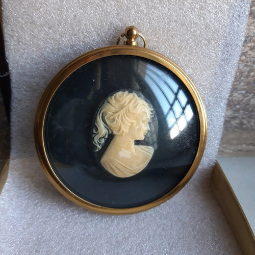 Vintage miniature cameo girl used, diameter 8 cm