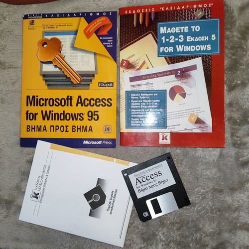 Collectible vintage computer books like new with floppy disk