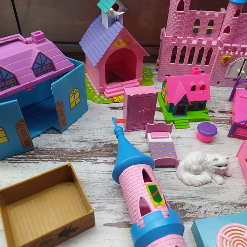 Doll houses and accessories used, pack