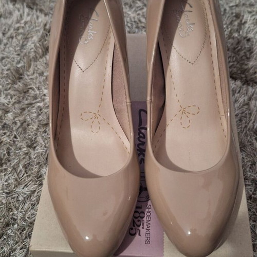 Clarks nude pumps like new