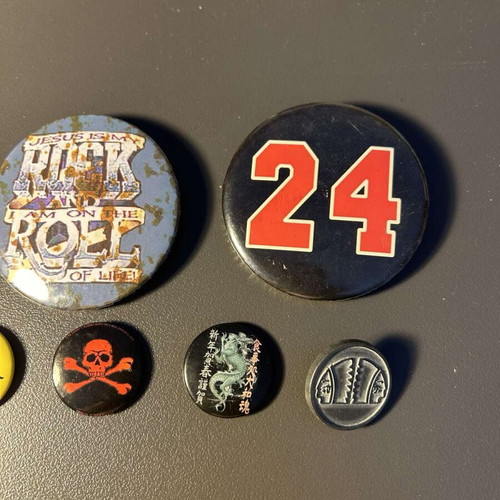 Pins with various designs, pack of 8 pieces