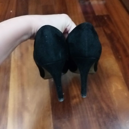 Black pumps with metal detail, heel 8.5cm, size 36