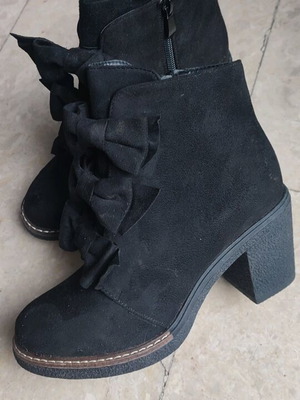 Mellisa black suede ankle boots used, size 37 with bows