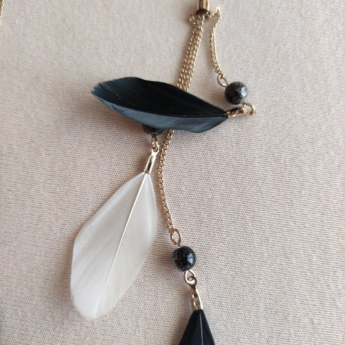 Boho feather dangle earrings like new, black and white