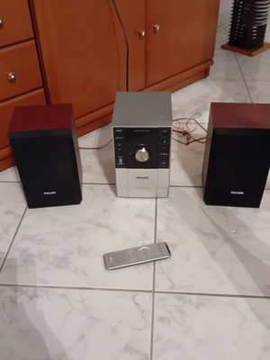 Philips MCM204 Micro Hi-Fi system like new with USB, CD, cassette, radio