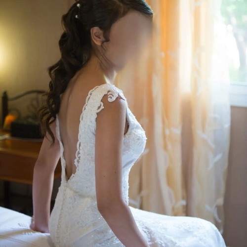 Berta Style Wedding Dress like new, size M, white lace