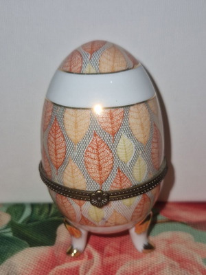 Limoge porcelain decorative egg like new, collectible