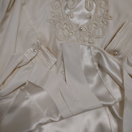 Women's blouse with embroidery and pearls size M like new
