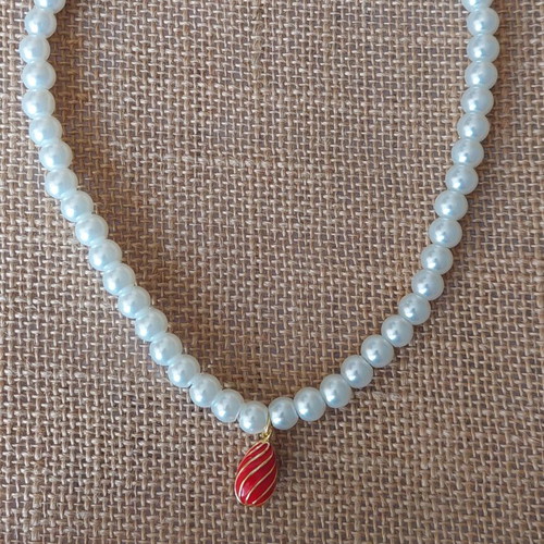 Short necklace with white pearls and red pendant like new