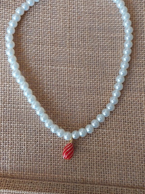 Short necklace with white pearls and red pendant like new