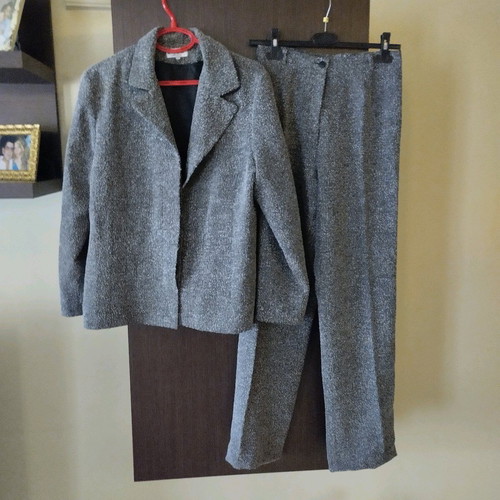 Suit size 50 like new, excellent quality