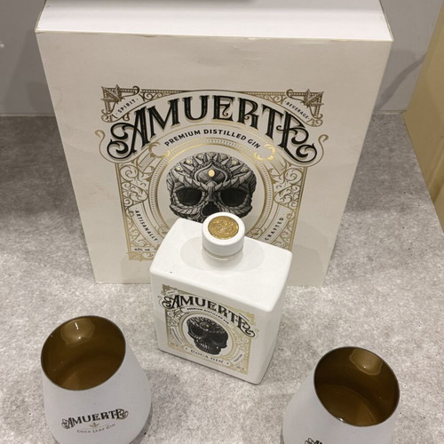 Carafe set with 2 glasses in case like new, ideal for decoration