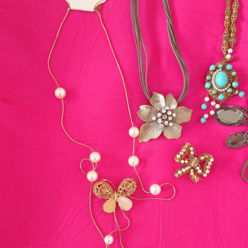Vintage faux bijoux set used with missing parts