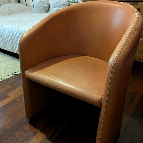 Leather armchairs used, 3 pieces, 1 orange and 2 ecru