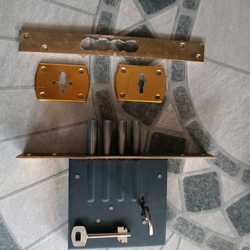 Securemme lock bolt used with four locking pins and two keys