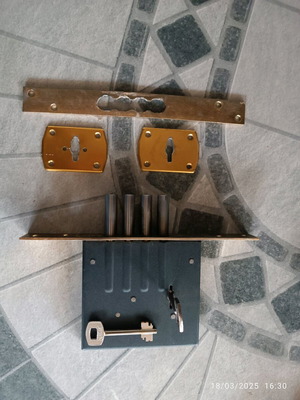 Securemme lock bolt used with four locking pins and two keys