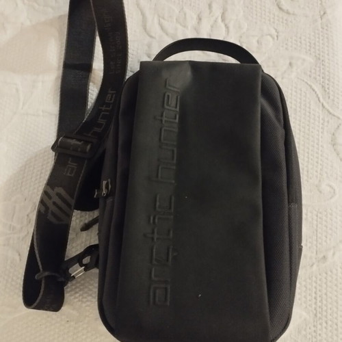 Arctic Hunter XB00541 Crossbody Sling Bag like new, black