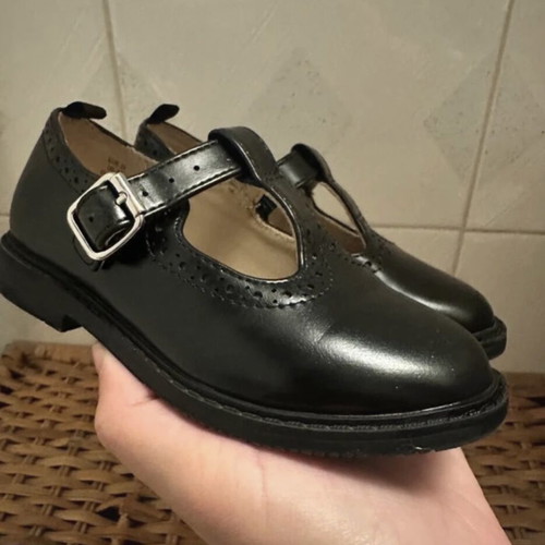 Flat shoes with T-strap size 24 black like new