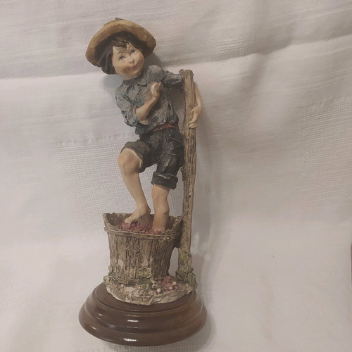 Decorative figures like new, Italian porcelain with wooden base
