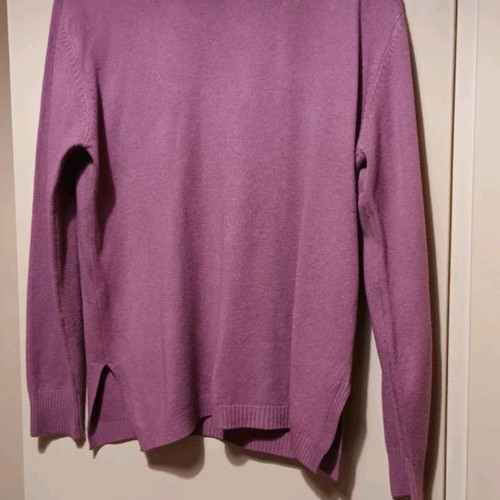 Sweater in magenta color like new, size L-XL