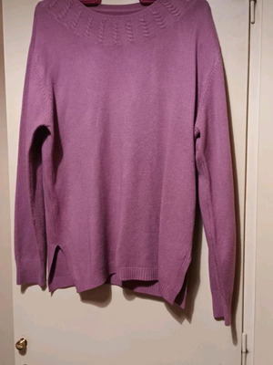 Sweater in magenta color like new, size L-XL
