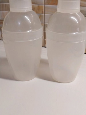 Plastic shakers set of 2 new