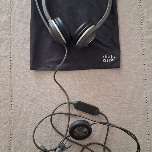 Cisco W-532 wired headphones with noise cancelling and carrying pouch