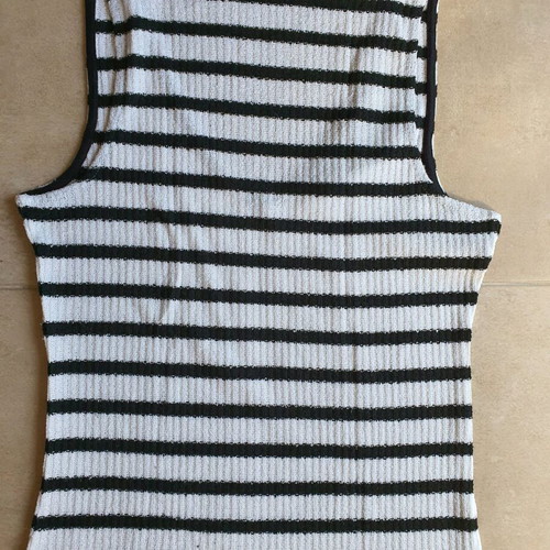 Mango sleeveless top with V neckline, knitted, elastic, like new