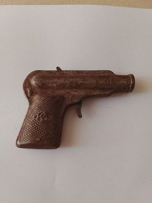Vintage metal toy with caps used, functional