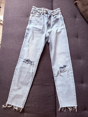 Stradivarius high-waist jeans with rips, size 34, like new