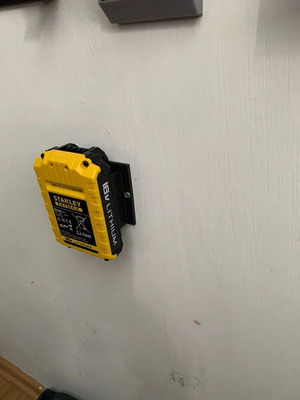 Επιτοίχια βάση μπαταριών Stanley 18V καινούργια