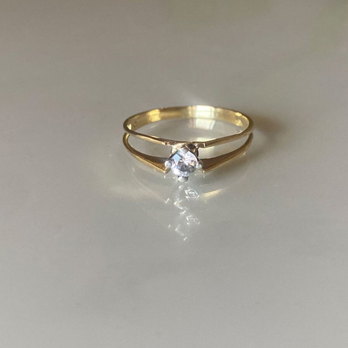 Gold ring with diamond. Solitaire.