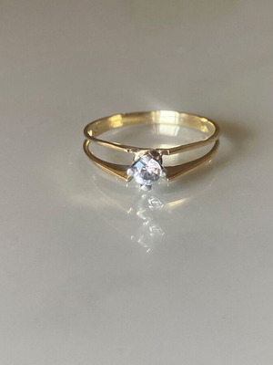 Gold ring with diamond. Solitaire.