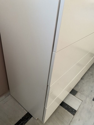 Lacquered white chest of drawers like new