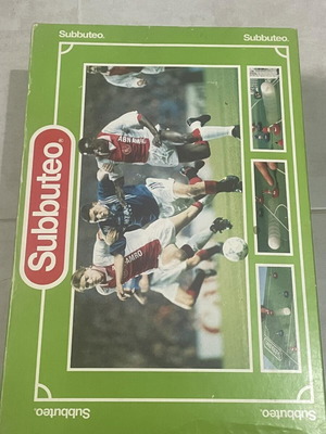 Subbuteo комплект употребяван с допълнителни аксесоари, някои бразилски играчи са огънати